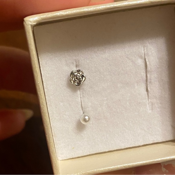 Pearl and Rose Nose L Stud - Picture 3 of 3